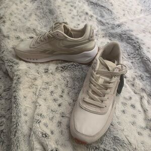 Reebok Women's Beige and White Sneakers 9